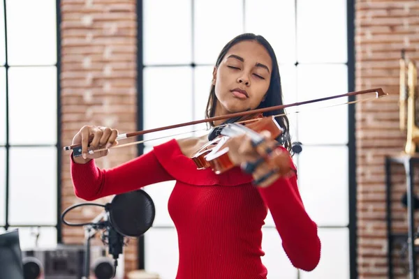 Young African American Woman Musician Playing Violin Music Studio — Fotografia de Stock