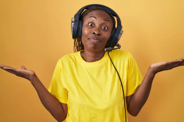 Afrikansk Amerikansk Kvinna Lyssnar Musik Med Hörlurar Ledsna Och Förvirrade — Stockfoto
