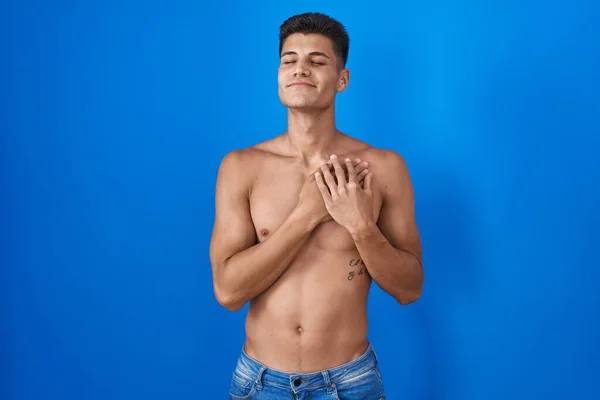 Joven Hispano Pie Sin Camisa Sobre Fondo Azul Sonriendo Con —  Fotos de Stock