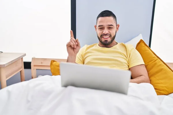 Spaanse Man Met Behulp Van Laptop Het Bed Glimlachend Gelukkig — Stockfoto