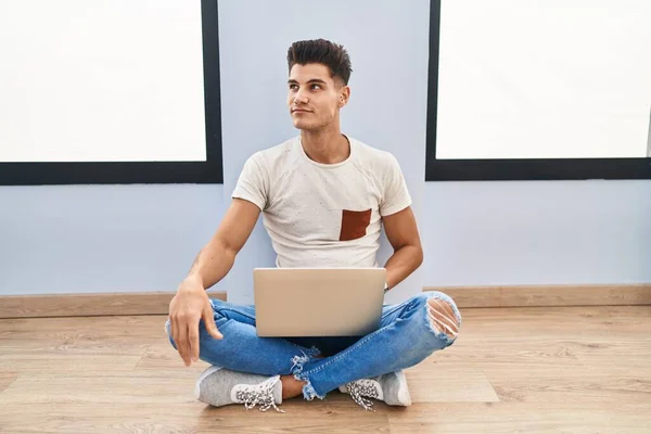 Jovem Hispânico Usando Laptop Casa Sorrindo Olhando Para Lado Olhando — Fotografia de Stock