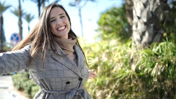 Schöne Hispanische Frau Lächelt Selbstbewusst Mit Offenen Armen Park — Stockfoto