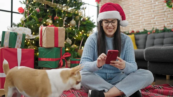 Mladá Hispánská Žena Čivavu Pes Pomocí Smartphone Sedí Podlaze Vánočního — Stock fotografie