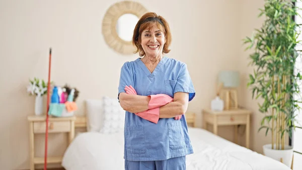 Orta Yaşlı Kadın Profesyonel Temizlikçi Kollarını Kavuşturup Yatak Odasında Gülümsüyor — Stok fotoğraf
