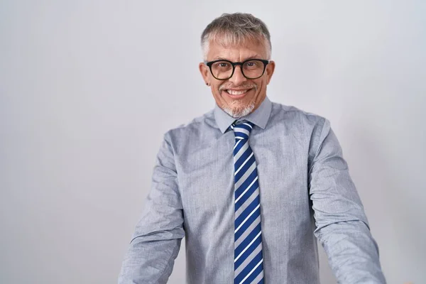 Homem Negócios Hispânico Com Cabelos Grisalhos Usando Óculos Sorridentes Alegres — Fotografia de Stock