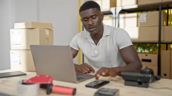 Afričtí Američané Muž Ekommerce Obchodní Pracovník Pomocí Smartphone Notebook Kanceláři — Stock fotografie