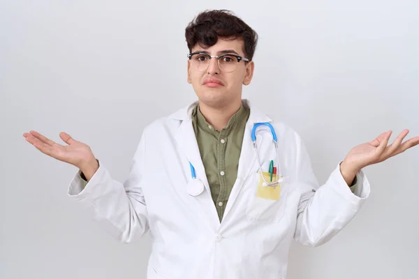 Pemuda Non Biner Mengenakan Seragam Dokter Dan Stetoskop Ekspresi Mengerti — Stok Foto