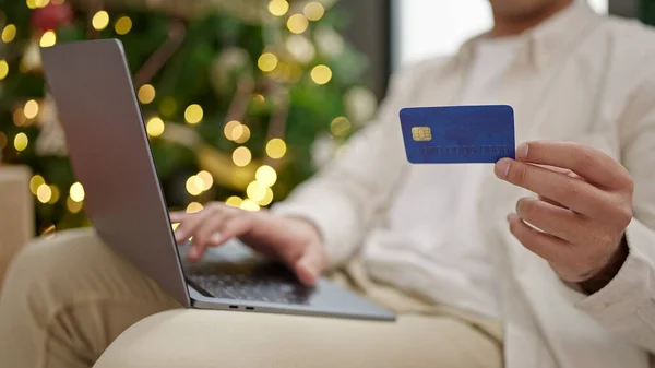 Jonge Spaanse Man Winkelen Met Laptop Creditcard Vieren Kerst Thuis — Stockfoto