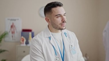 Klinikte kendine gülen genç İspanyol doktor.