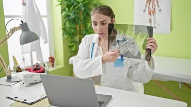 Genç, güzel İspanyol kadın doktor klinikte röntgen çekimi yapıyor.