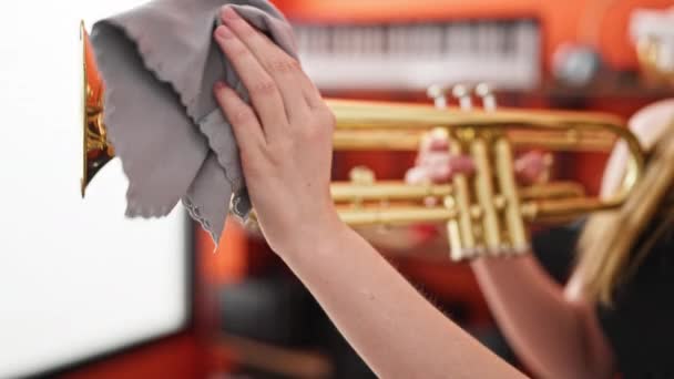 Genç Sarışın Kadın Müzisyen Müzik Stüdyosunda Trompet Temizliyor — Stok video
