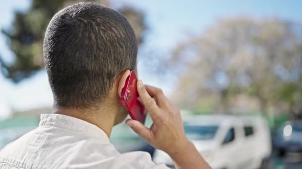 Jeune Homme Hispanique Parlant Téléphone Envers Dans Rue — Video