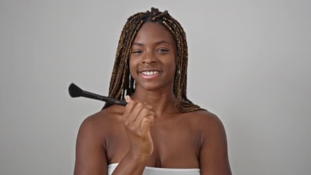 Afroamerykanka Uśmiecha Się Pewnie Trzymając Pędzel Odizolowanym Białym Tle — Wideo stockowe