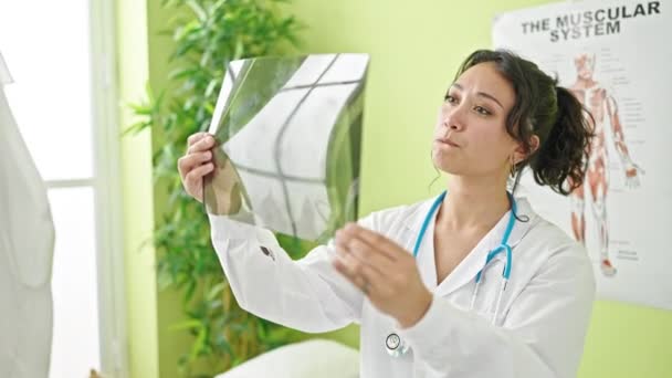 Ung Vacker Latinamerikansk Kvinna Läkare Tittar Xray Tänkande Kliniken — Stockvideo