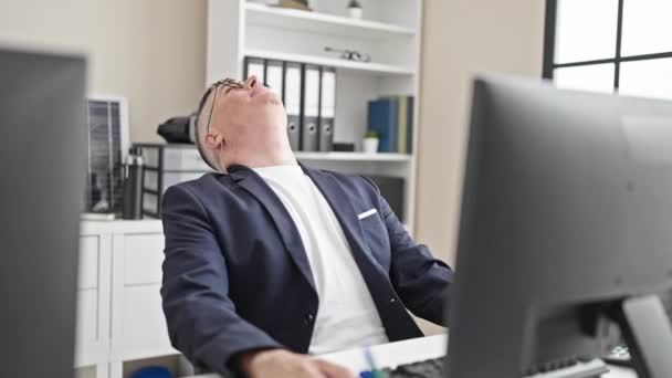 年轻的高加索人商人在办公室里用的是疲惫的电脑 — 图库视频影像