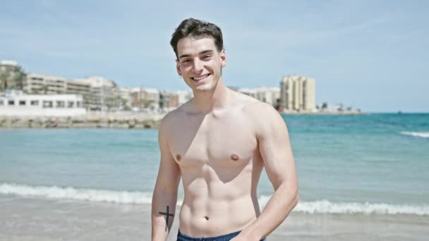 Mladý Hispánec Muž Turista Usměvavý Sebevědomý Česání Vlasy Rukou Pláži — Stock video