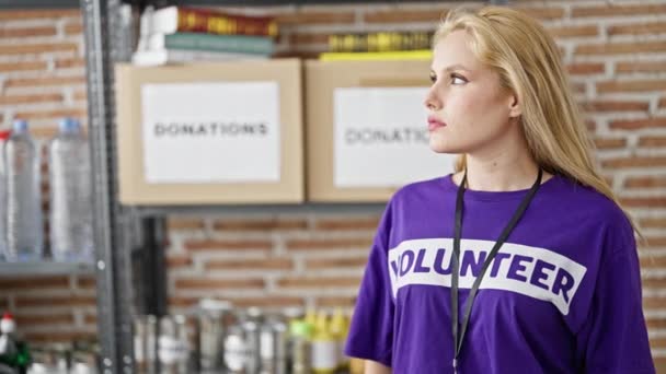 Junge Blonde Ehrenamtliche Steht Mit Ernstem Gesicht Charity Zentrum — Stockvideo