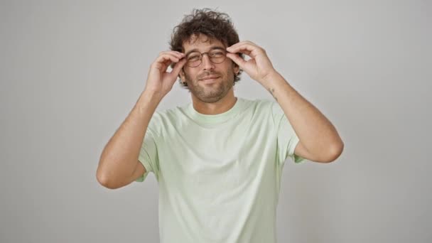 Ung Latinamerikansk Man Ler Säker Glasögon Över Isolerade Vit Bakgrund — Stockvideo