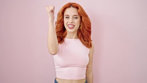 Jonge Roodharige Vrouw Glimlachen Met Duim Omhoog Geïsoleerde Roze Achtergrond — Stockvideo