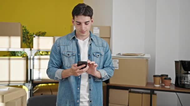 Jonge Spaanse Man Commerce Business Werknemer Met Behulp Van Smartphone — Stockvideo