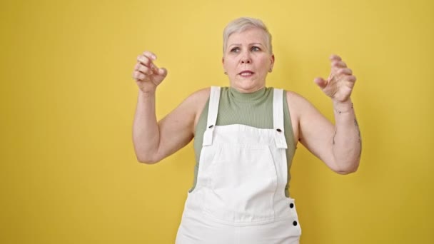 Grauhaarige Frau Mittleren Alters Lächelt Selbstbewusst Stehen Mit Siegergeste Vor — Stockvideo
