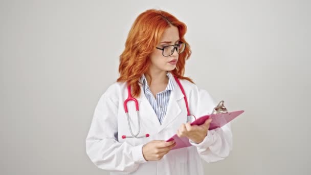 Ung Rödhårig Kvinna Läkare Läsa Dokument Urklipp Säger Nej Med — Stockvideo