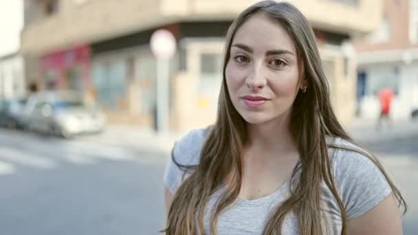 Jonge Mooie Spaanse Vrouw Staan Met Ontspannen Uitdrukking Straat — Stockvideo