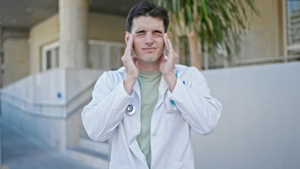 若いヒスパニック系の医師は 病院で頭痛の種を強調 — ストック動画