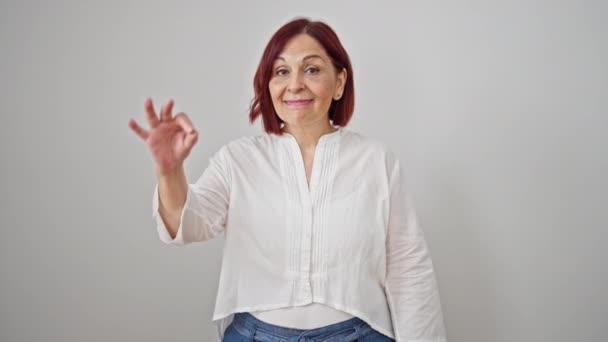 Mujer Mediana Edad Haciendo Buen Gesto Sonriendo Sobre Fondo Blanco — Vídeo de stock
