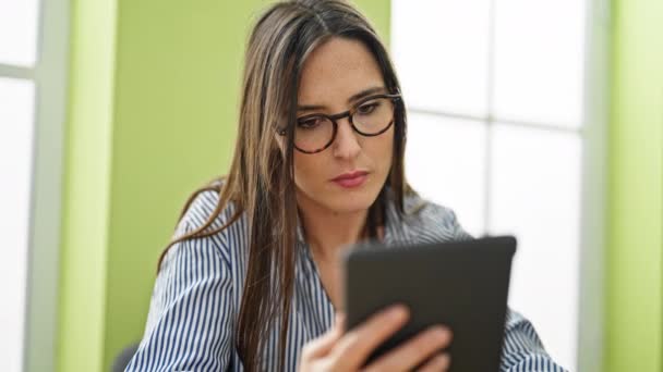 Jovem Bela Mulher Hispânica Empresária Usando Touchpad Pensando Escritório — Vídeo de Stock