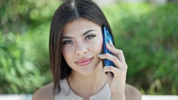 Jonge Kaukasische Vrouw Praten Smartphone Zitten Bank Park — Stockvideo