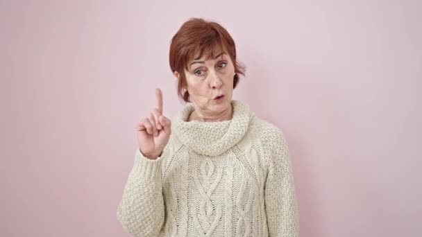 Ältere Hispanische Frau Sagt Nein Mit Dem Finger Über Isolierten — Stockvideo