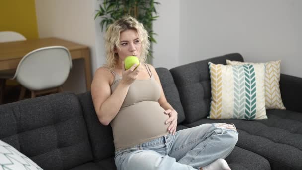 Genç Hamile Bir Kadın Evde Elma Yiyor — Stok video