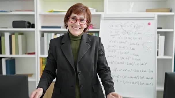Ώριμη Ισπανίδα Δασκάλα Που Στέκεται Δίπλα Στο Λευκό Συμβούλιο Στο — Αρχείο Βίντεο