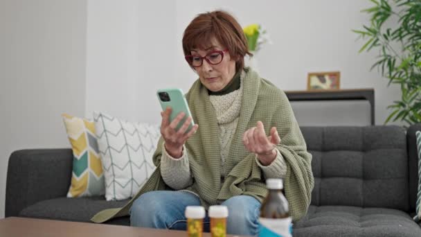 Olgun Spanyol Kadın Evdeki Doktorla Online Randevusunda Hasta Oluyor — Stok video