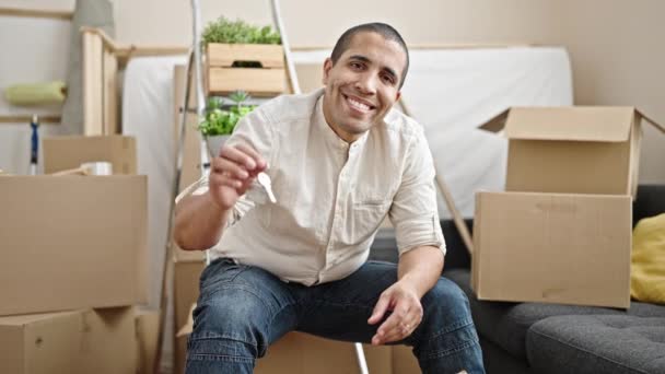 Jovem Hispânico Sorrindo Confiante Segurando Novas Chaves Casa Nova Casa — Vídeo de Stock