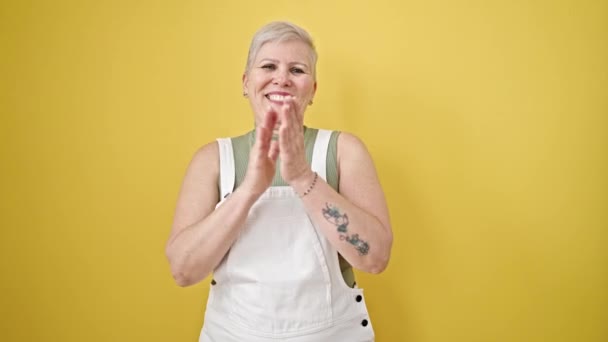 Kobieta Średnim Wieku Siwe Włosy Uśmiechnięta Klaszcząca Oklaskami Żółtym Tle — Wideo stockowe