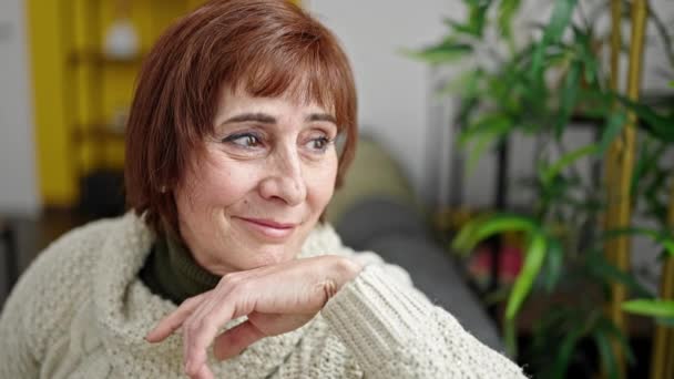 Evdeki Koltukta Oturan Kendine Güvenen Olgun Spanyol Kadın — Stok video