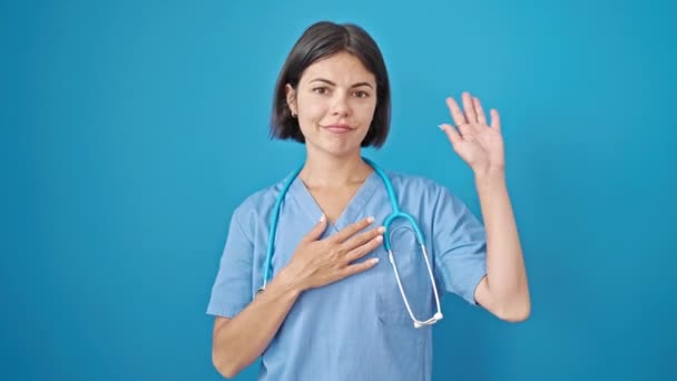 Νεαρή Όμορφη Ισπανίδα Γιατρός Δίνει Όρκο Χέρι Στο Στήθος Πάνω — Αρχείο Βίντεο