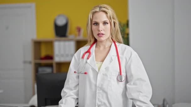Mladá Blondýna Žena Lékař Usmívá Sebevědomě Stojící Rukama Zkříženýma Gesto — Stock video