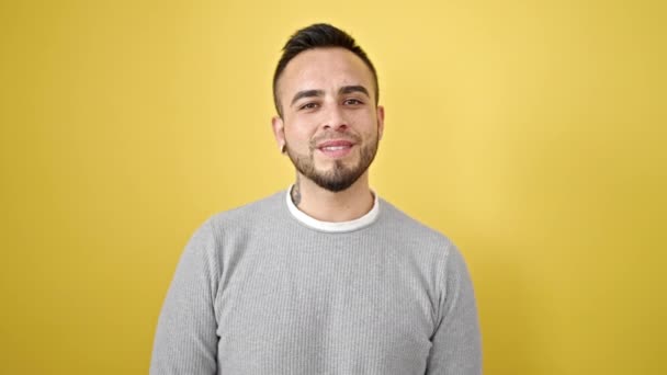 Pria Hispanik Tersenyum Percaya Diri Atas Latar Belakang Kuning Yang — Stok Video