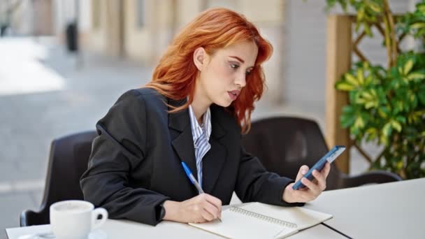 Mujer Pelirroja Joven Trabajadora Negocios Usando Smartphone Tomando Notas Terraza — Vídeo de stock