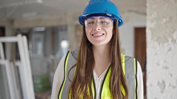 Joven Hermosa Mujer Hispana Constructora Sonriendo Confiada Pie Sitio Construcción — Vídeos de Stock
