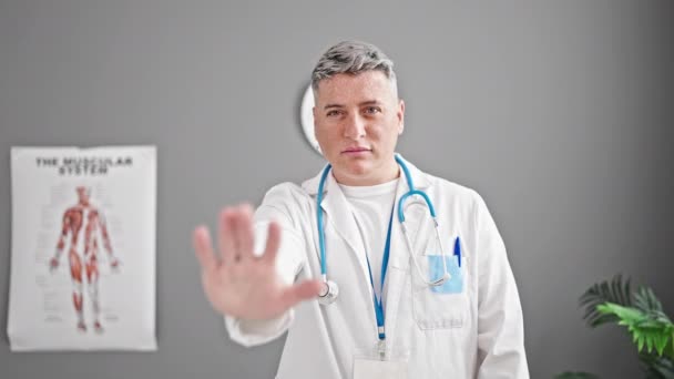 Junger Kaukasier Arzt Macht Stoppschild Mit Hand Der Klinik — Stockvideo