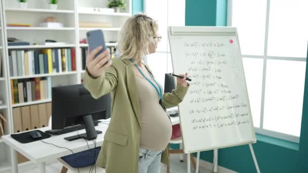 Mujer Embarazada Joven Enseñando Matemáticas Línea Lección Tablero Magnético Aula — Vídeos de Stock