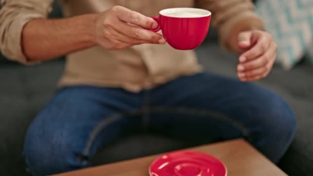 Ung Latinamerikan Dricker Kaffe Sittandes Soffan Hemma — Stockvideo