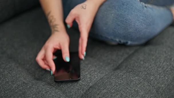 Mladá Blondýna Žena Pomocí Smartphone Sedí Pohovce Doma — Stock video
