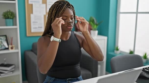 Trabajadora Negocios Afroamericana Usando Anteojos Usando Laptop Oficina — Vídeos de Stock