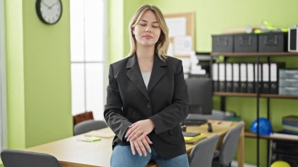 Genç Sarışın Kadını Gülümseyen Kendine Güvenen Kollarını Kavuşturup Ofiste Oturan — Stok video
