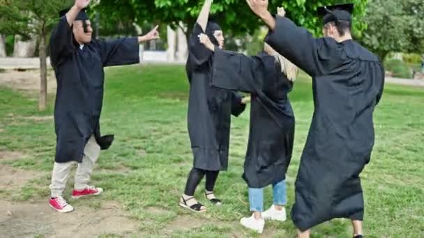 学生グループが大学キャンパスで笑顔で自信満々ダンスを卒業 — ストック動画